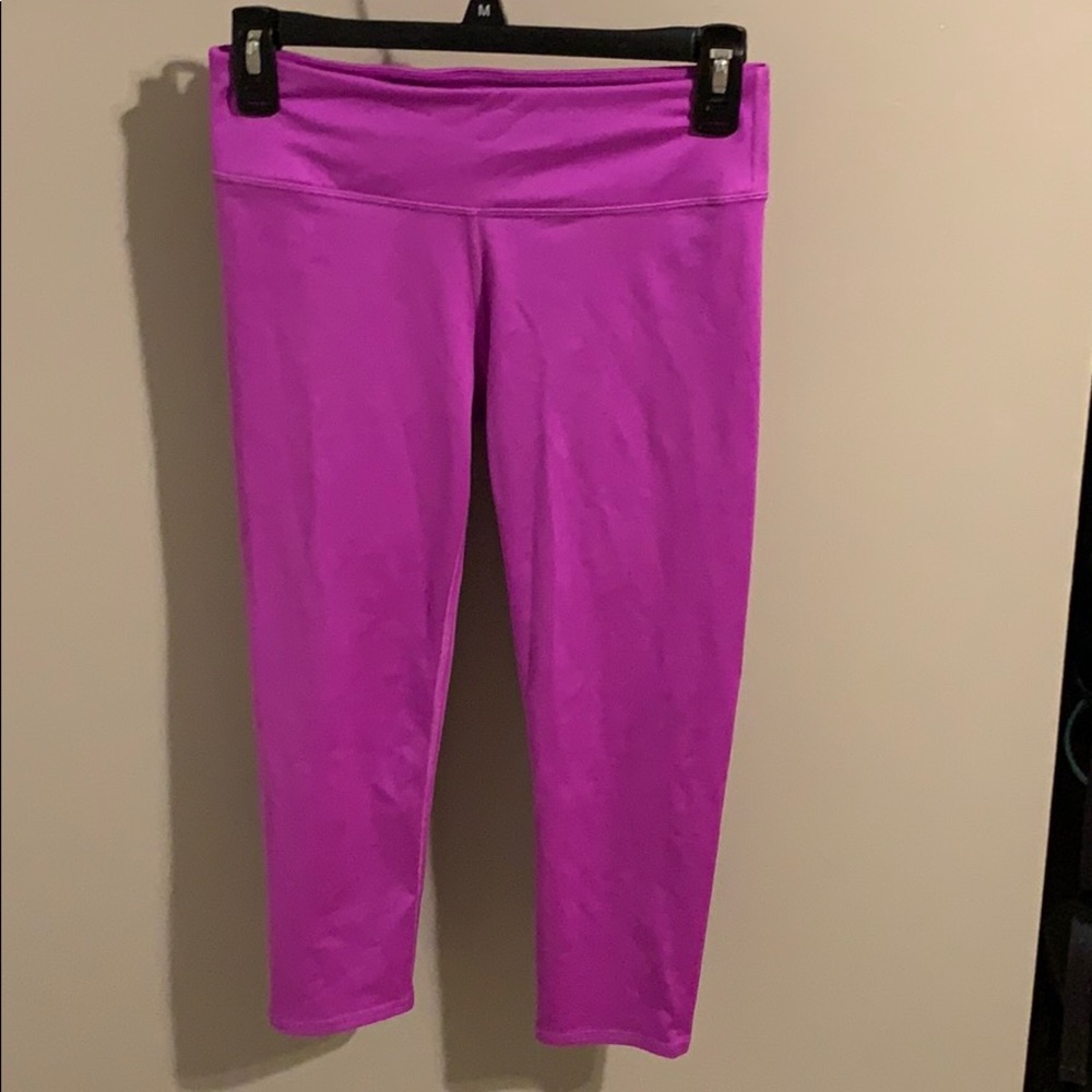 xs magenta crop fabletics leggings.
